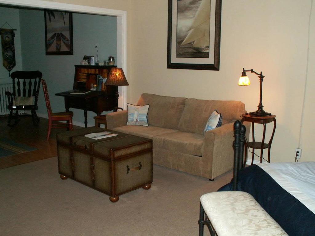 Canalside Restaurant, Inn & Kitchen Store Port Colborne Room photo