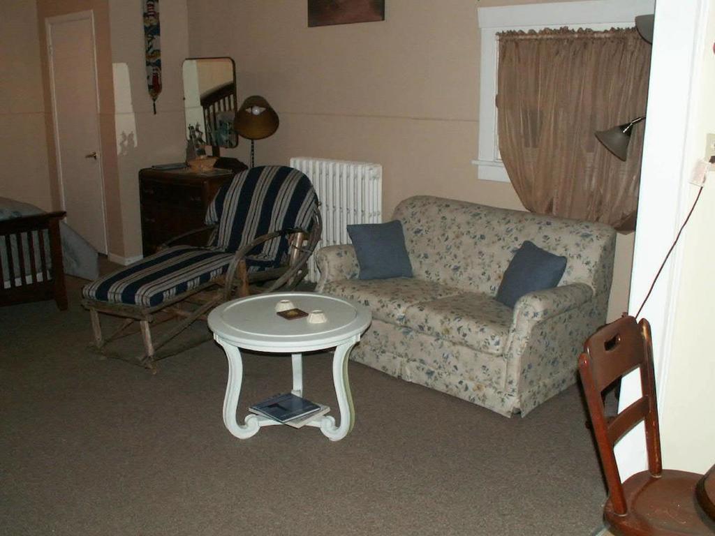 Canalside Restaurant, Inn & Kitchen Store Port Colborne Room photo
